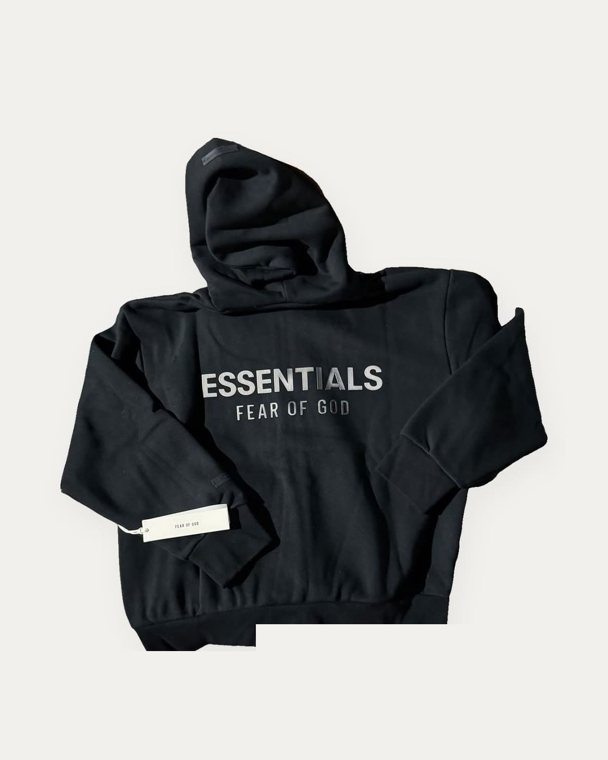 Hoodie Essentials negro con su etiqueta original colgada