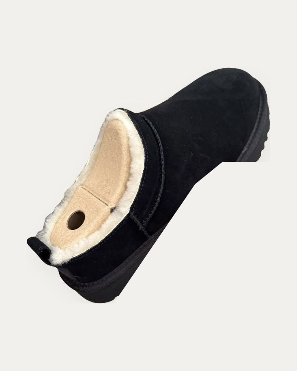 Pantufla UGG negra con forro de borrego